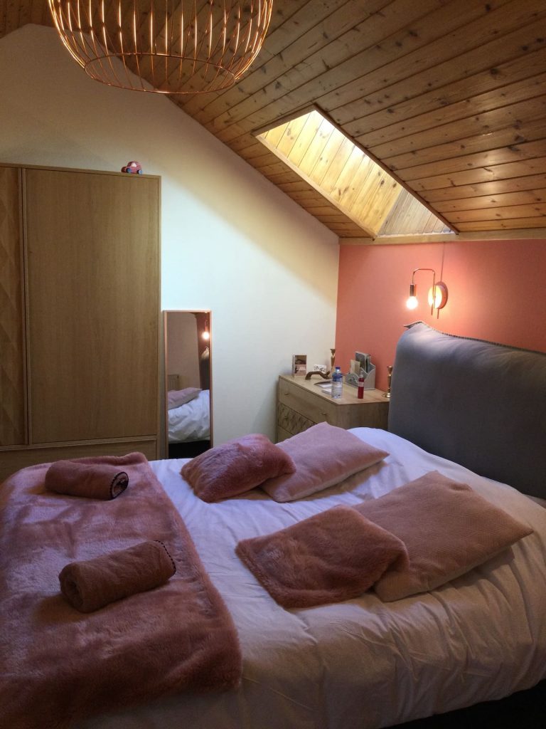 la-combre-fleurie-chambre-goutte-or-1